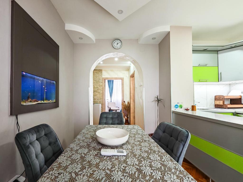 a kitchen and dining room with a table and chairs at Apartman Julija in Donji Milanovac