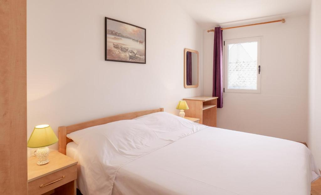 Postel nebo postele na pokoji v ubytování Apartments Center Pag 50 m to the sea
