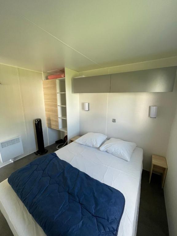 Postel nebo postele na pokoji v ubytování Camping L'orée des Bois - ATC Routes du Monde ATC - Saint-Pierre d'Oléron