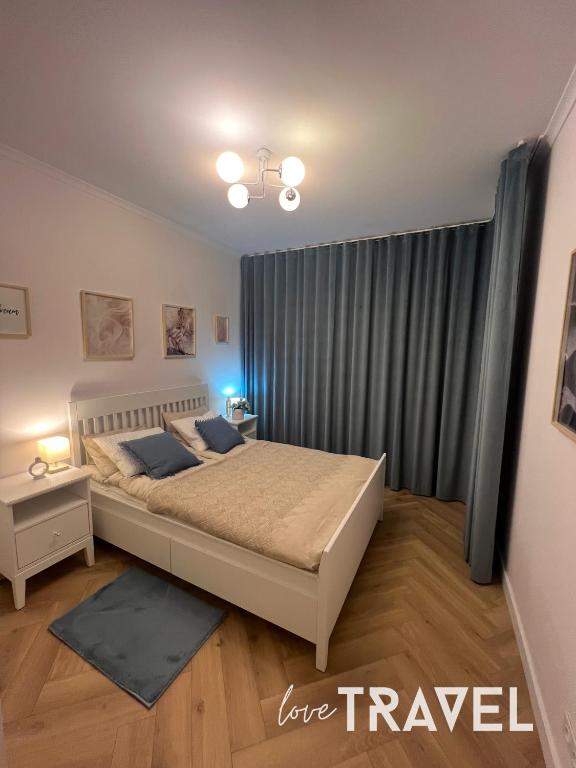 sypialnia z dużym łóżkiem w pokoju w obiekcie Love Travel - Targowa 4 w mieście Ełk