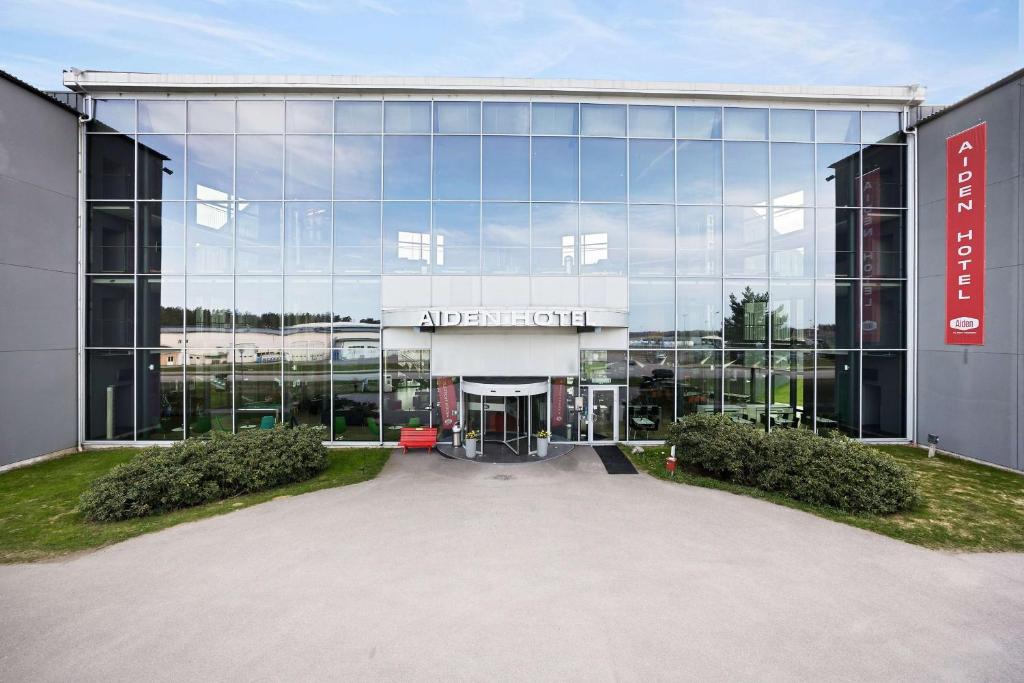 een groot glazen gebouw met een luchthavenbord erop bij Aiden by Best Western Skavsta Airport in Nyköping