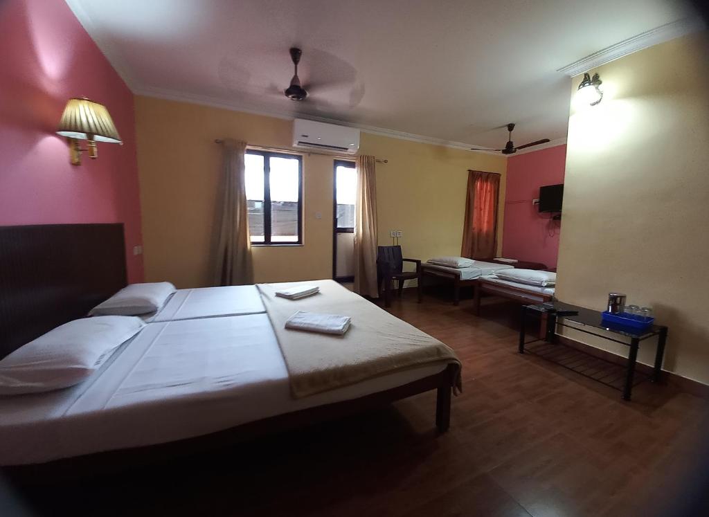 Postel nebo postele na pokoji v ubytování Hotel Srinivas
