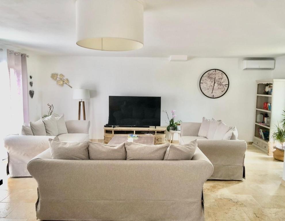 Televízia a/alebo spoločenská miestnosť v ubytovaní villa 4 étoiles avec piscine et pool house