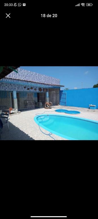 een screenshot van een foto van een zwembad bij Casa de praia Tamandaré in Tamandaré