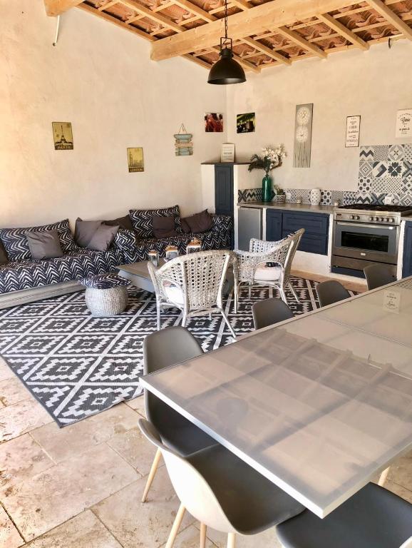 Posedenie v ubytovaní villa 4 étoiles avec piscine et pool house