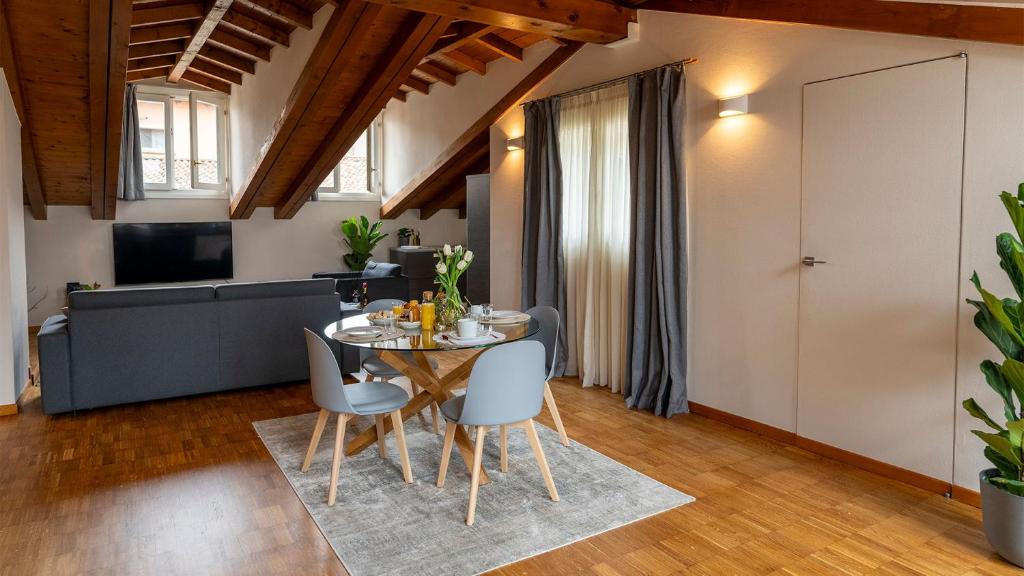 Posedenie v ubytovaní Magic Place Bergamo! Relax Apartment with terrace in the heart of the city