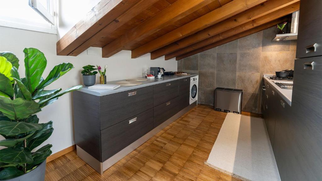 Kuchyňa alebo kuchynka v ubytovaní Magic Place Bergamo! Relax Apartment with terrace in the heart of the city