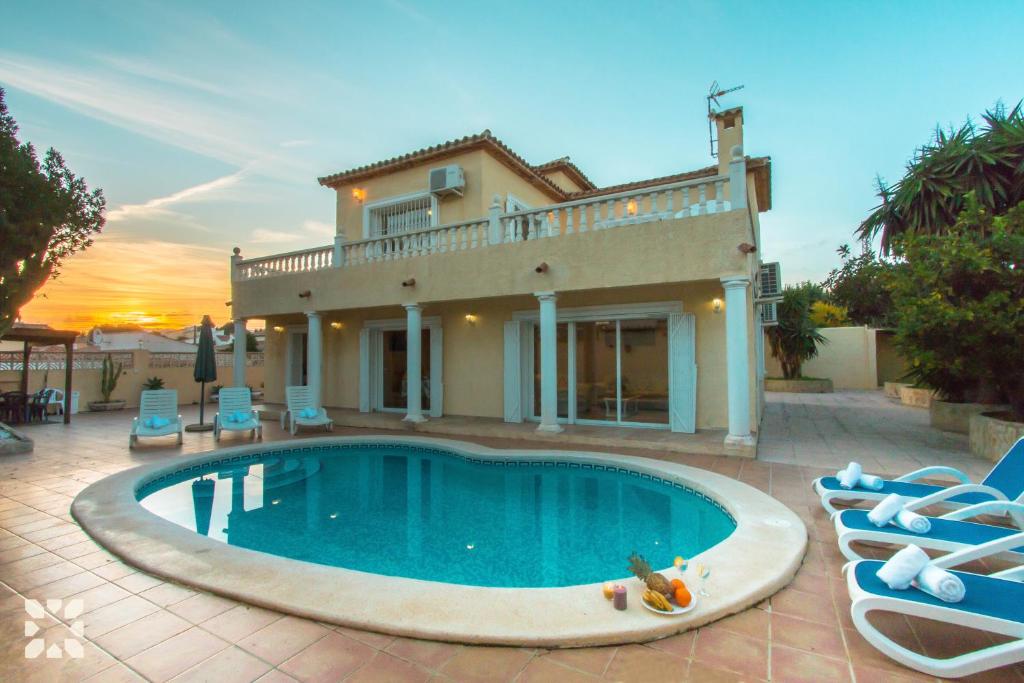una casa con piscina frente a una casa en Villa Delicia by Abahana Villas, en Calpe