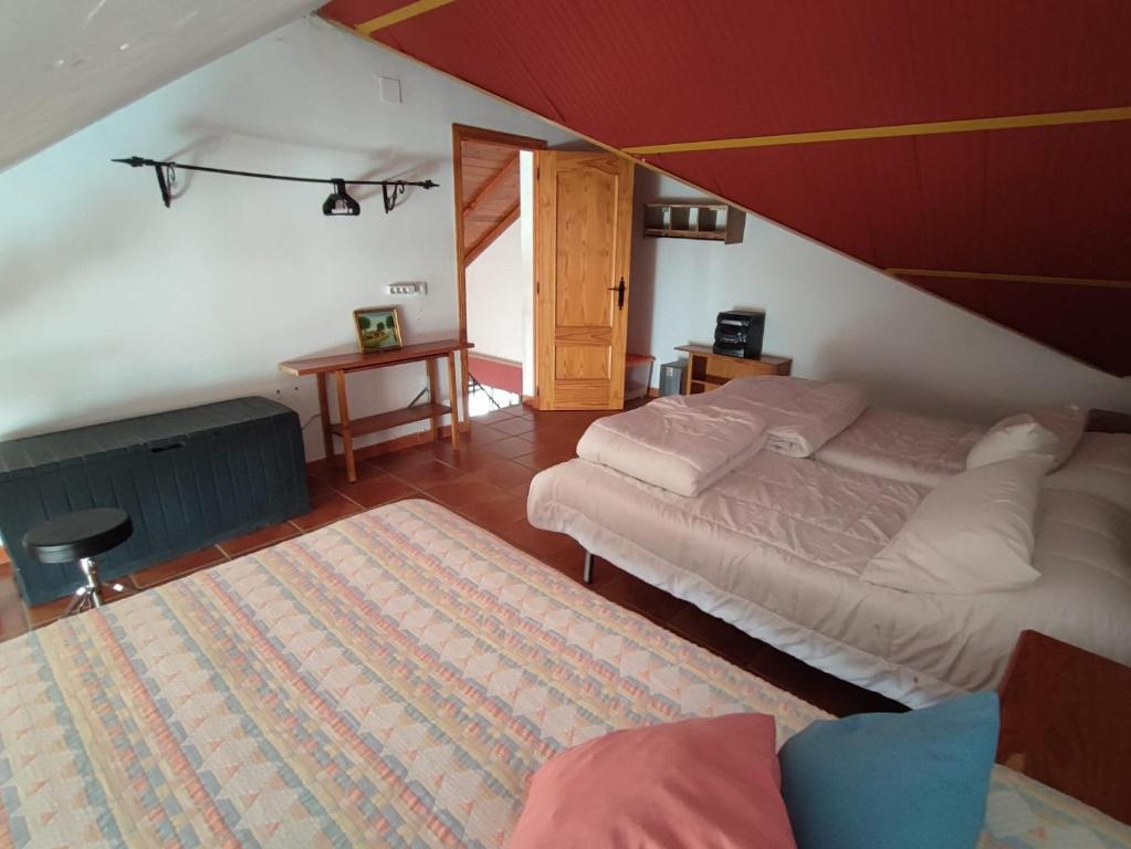 1 dormitorio con 2 camas en un ático en Tu Casa Rural, en Castilblanco de los Arroyos