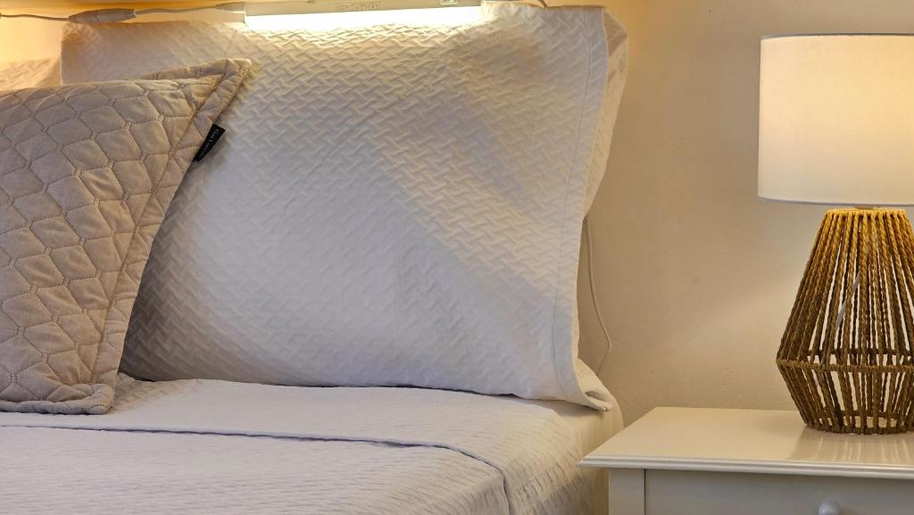 Postel nebo postele na pokoji v ubytování Rinio House in Adamas