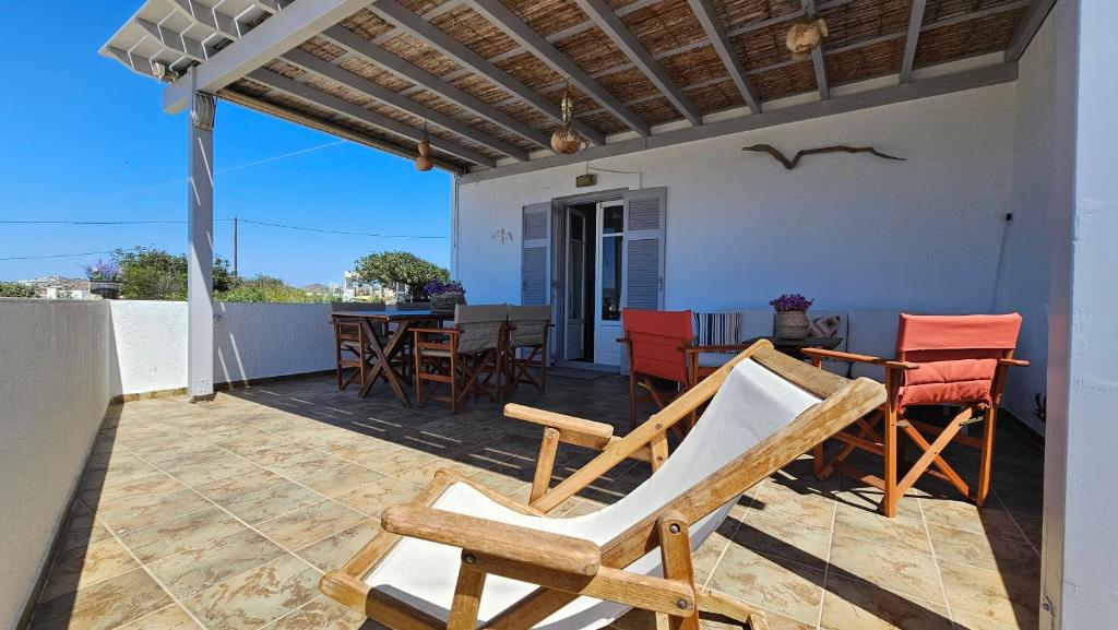 Balkón nebo terasa v ubytování Rinio House in Adamas