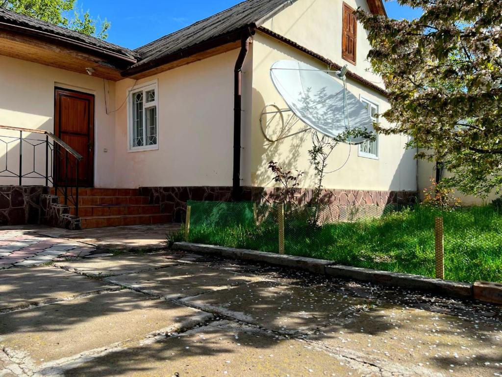 una casa con una puerta delante de ella en УЮТНЫЙ ДВОРИК, en Cholpon-Ata