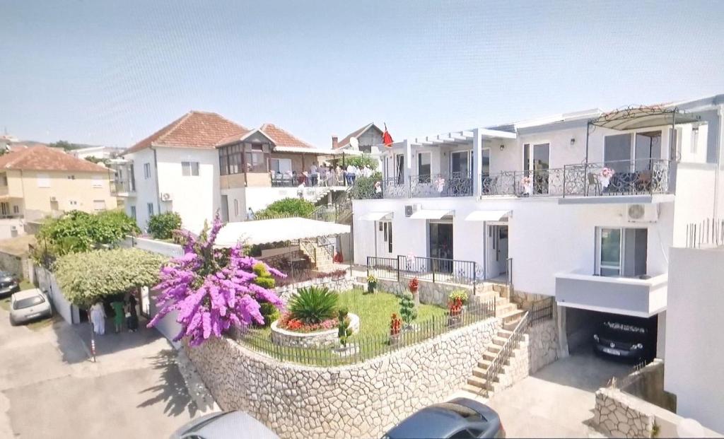 eine Luftansicht eines Gebäudes mit einem Hof in der Unterkunft Rejhan TOTTI in Ulcinj