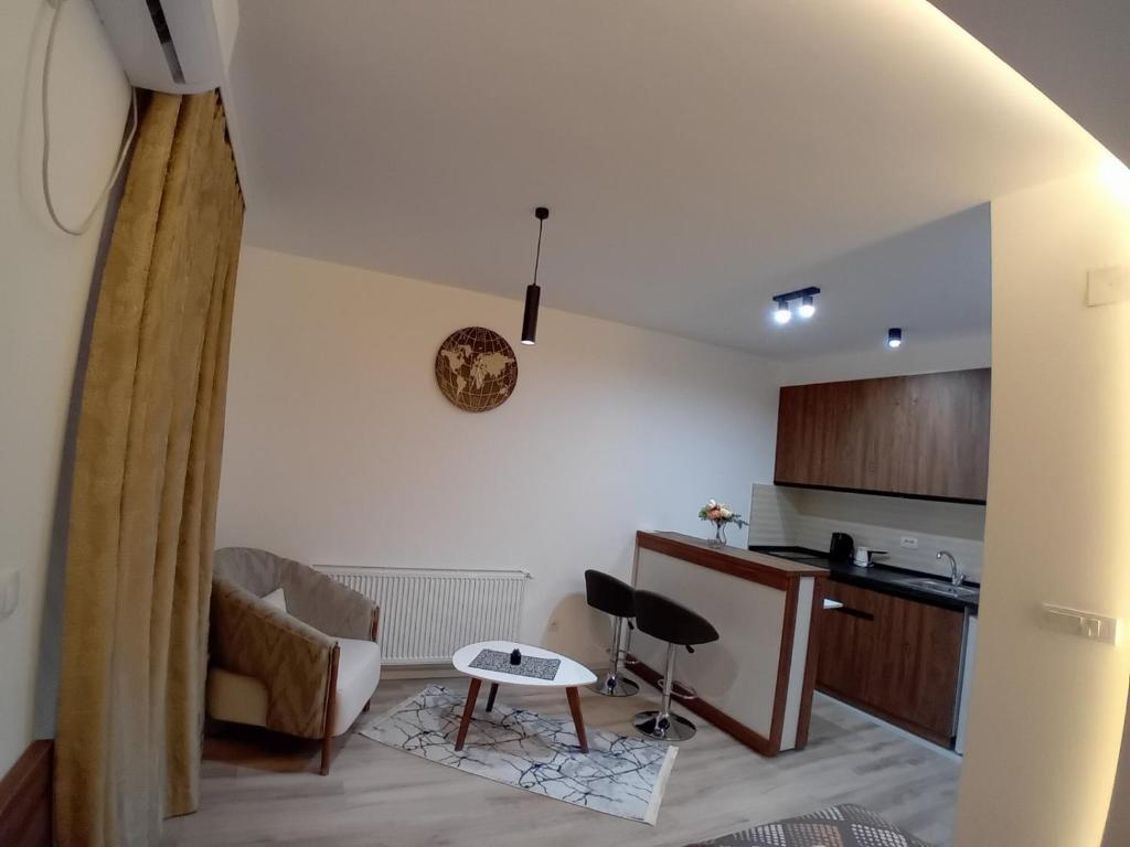 uma sala de estar com uma mesa e uma cozinha em Aqua Apartments 2 em Jagodina