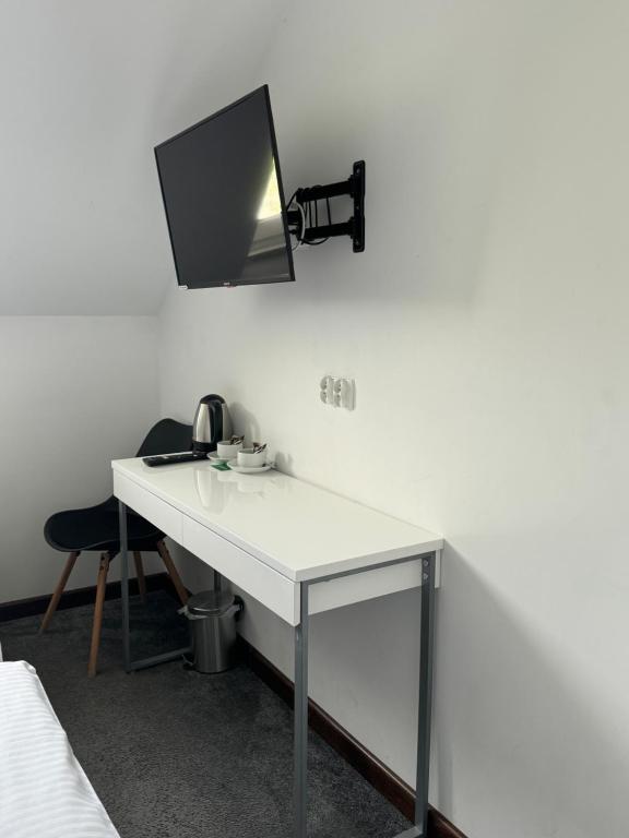 Televízia a/alebo spoločenská miestnosť v ubytovaní Hotelik Maria