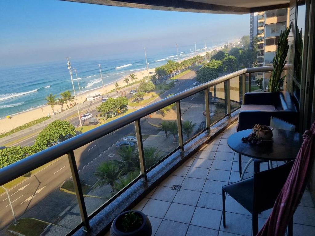 balcón con vistas a la playa y al océano en Flat Casa del Mar Barra da Tijuca, en Río de Janeiro
