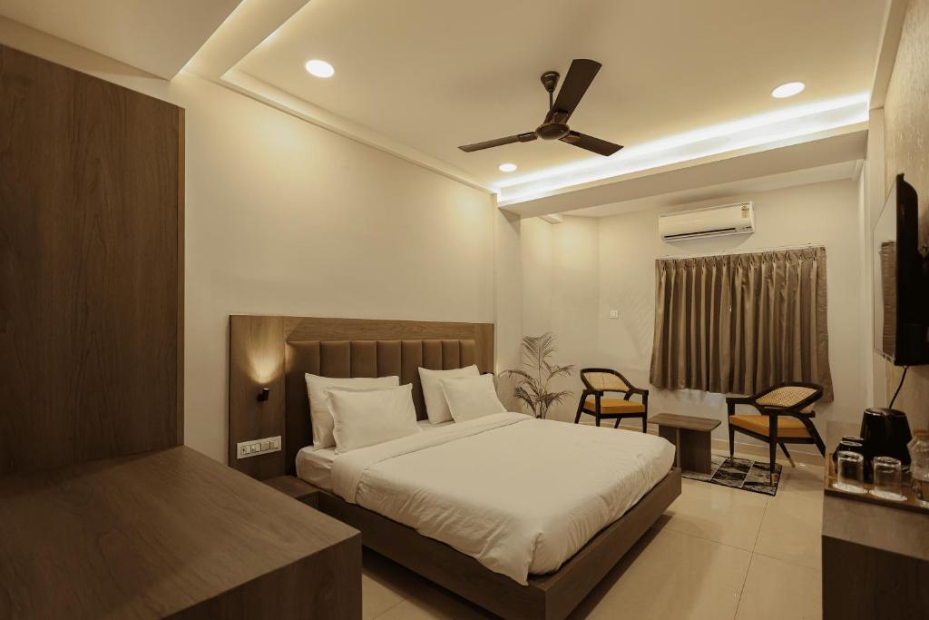 um quarto com uma cama e uma ventoinha de tecto em Arjun - A boutique hotel em Haridwār
