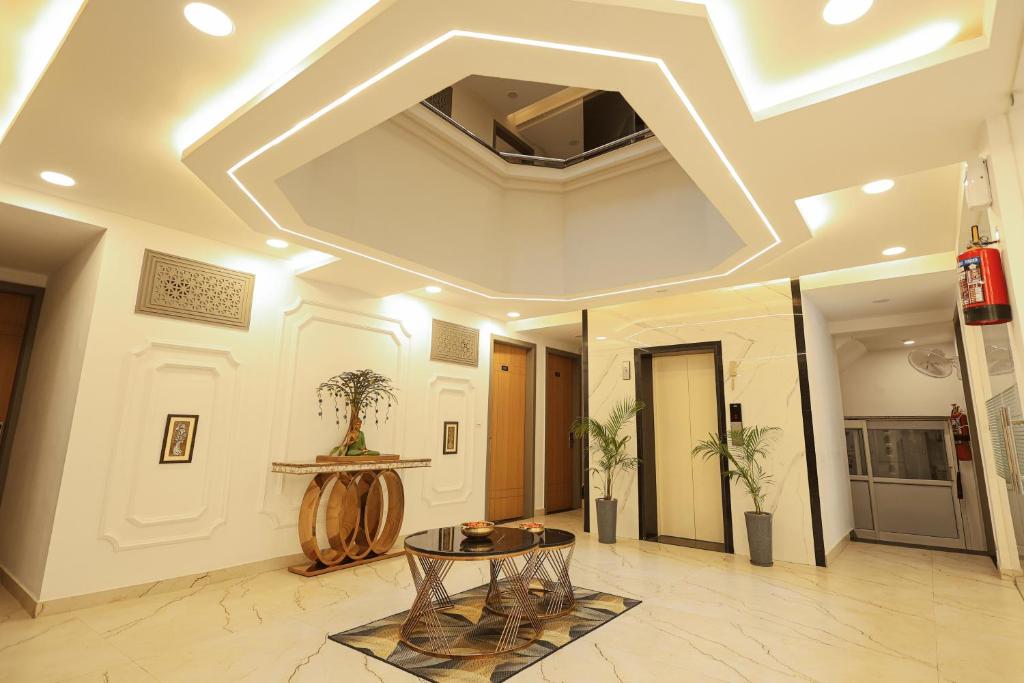 sala de estar con techo artesonado y mesa en Arjun - A boutique hotel en Haridwār