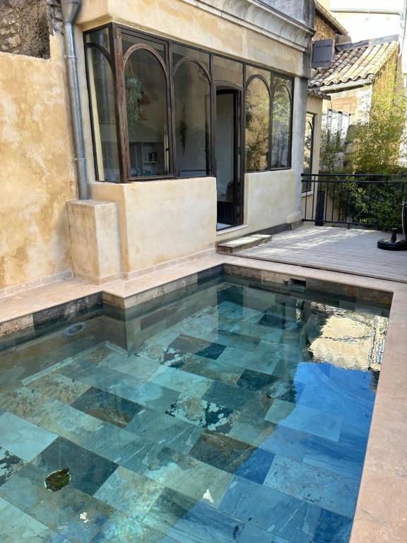uma piscina em frente a uma casa em 18 Nostra - une maison de charme dans le centre historique em Saint-Rémy-de-Provence