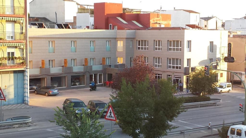 una vista aérea de una calle de la ciudad con un edificio en Hotel Sierra Las Villas, en Villacarrillo