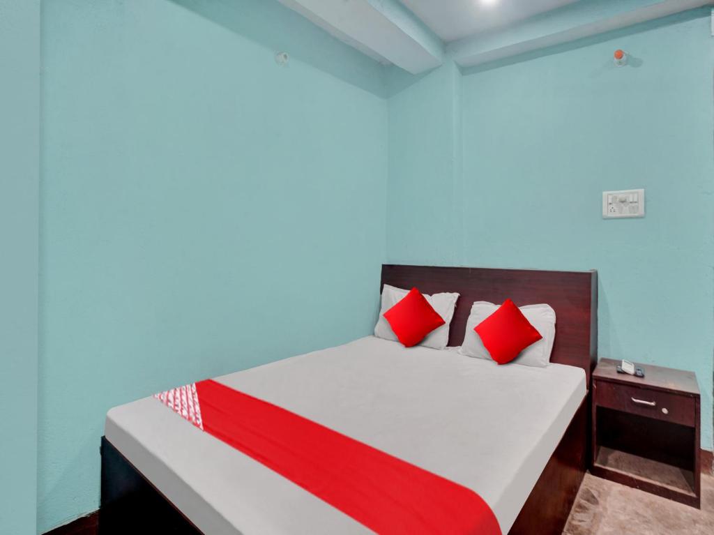 Łóżko lub łóżka w pokoju w obiekcie OYO Flagship New Pushpanjali Guest House