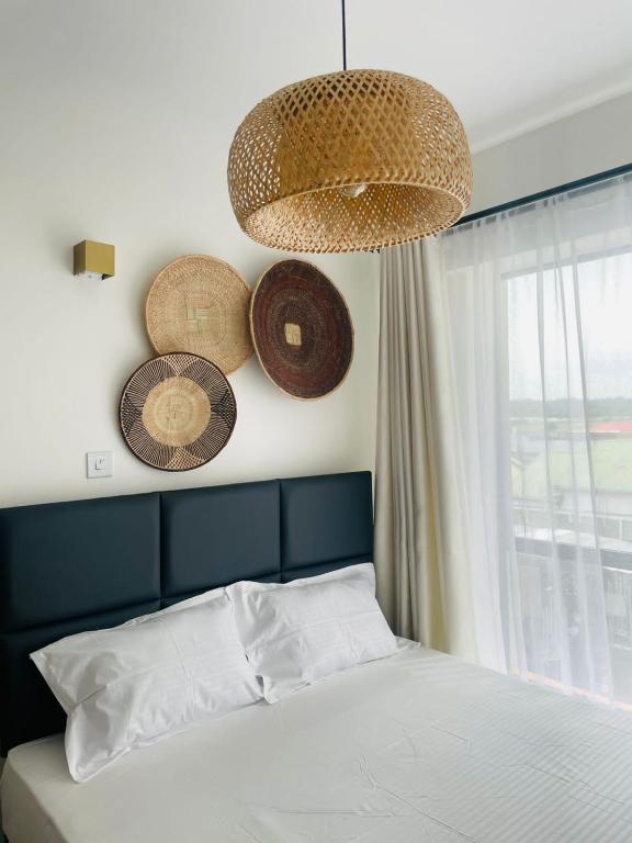 Postel nebo postele na pokoji v ubytování vibes by T one bedroom apartment in Rongai with a pool