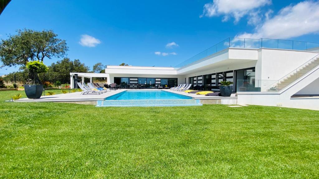 une villa avec une piscine dans une cour dans l'établissement Eden by Check-in Portugal, à Albufeira