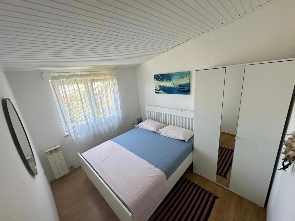 - une petite chambre avec un lit et une fenêtre dans l'établissement App Anita, à Premantura