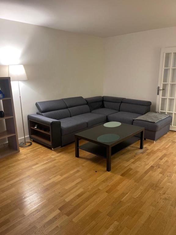 un salon avec un canapé et une table basse dans l'établissement Paris 17, à Paris