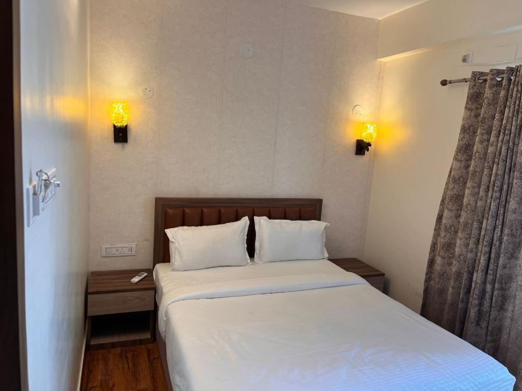 Llit o llits en una habitació de The Lake Palm Hotel