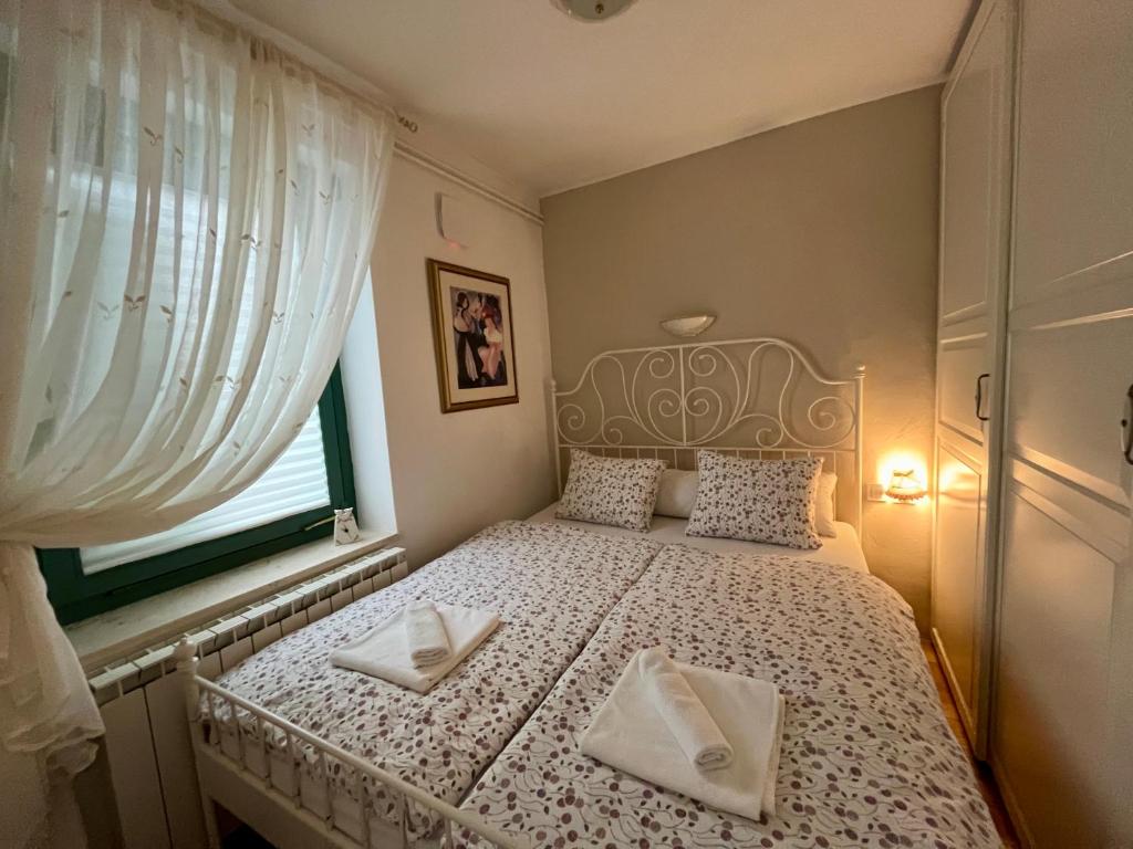 a bedroom with a bed with two dishes on it at Apartment Sulle scale in Piran