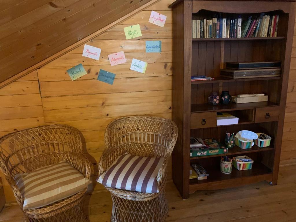 Dos sillas en una habitación con notas en la pared en Casa Tisaru en Lepşa