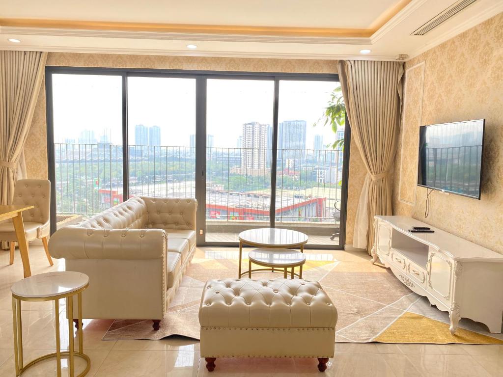 uma sala de estar com um sofá e uma grande janela em Mikage - Vinhome D'capitale - Tran Duy Hung - Hanoi em Hanói