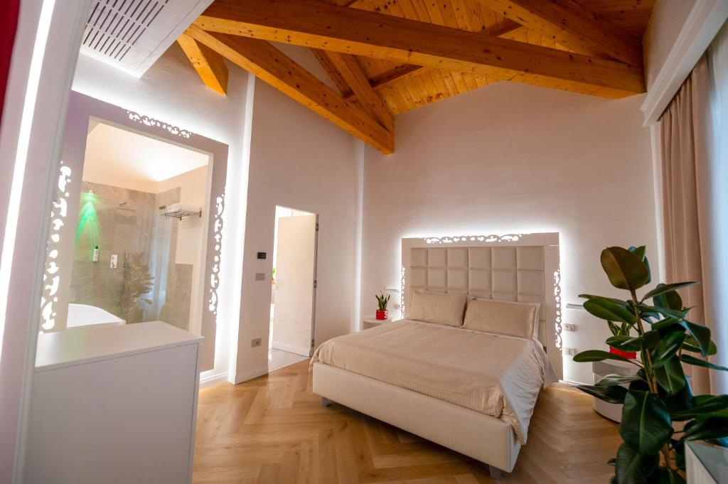 una camera da letto con un letto in una stanza con soffitti in legno di La Divina - free parking - a Tropea