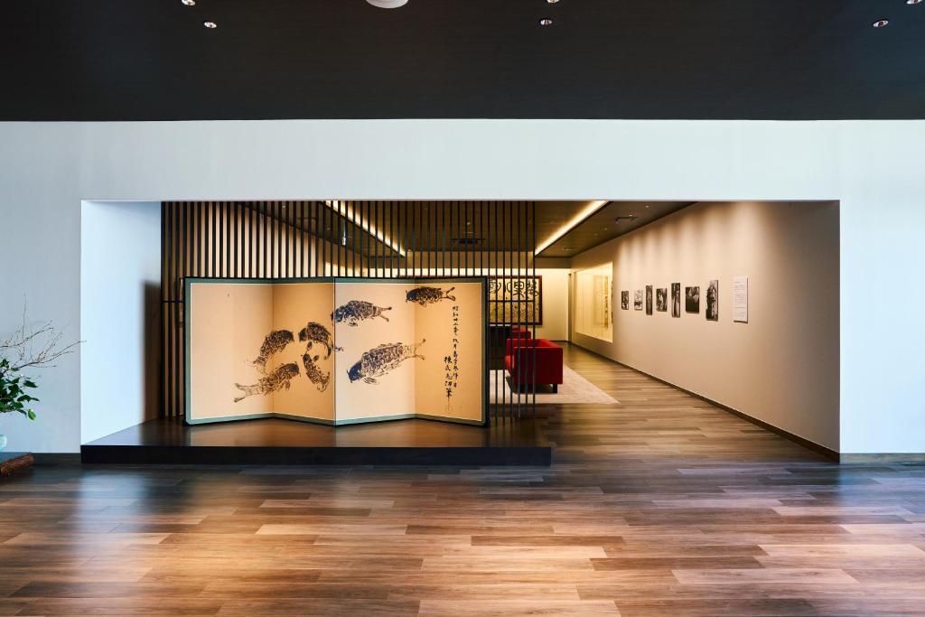 un couloir avec des peintures exposées dans un bâtiment dans l'établissement Tsubakikan, à Aomori