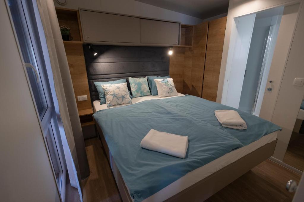 Postel nebo postele na pokoji v ubytování Adriakamp Mobilehome - Camp Soline