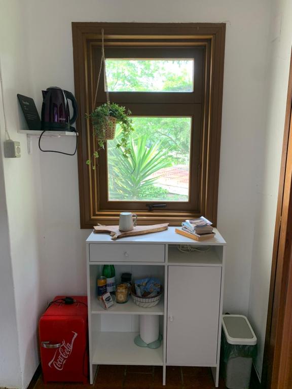 Una pequeña mesa con una ventana en una habitación en La stanza di Campagna, en Campiglia Marittima