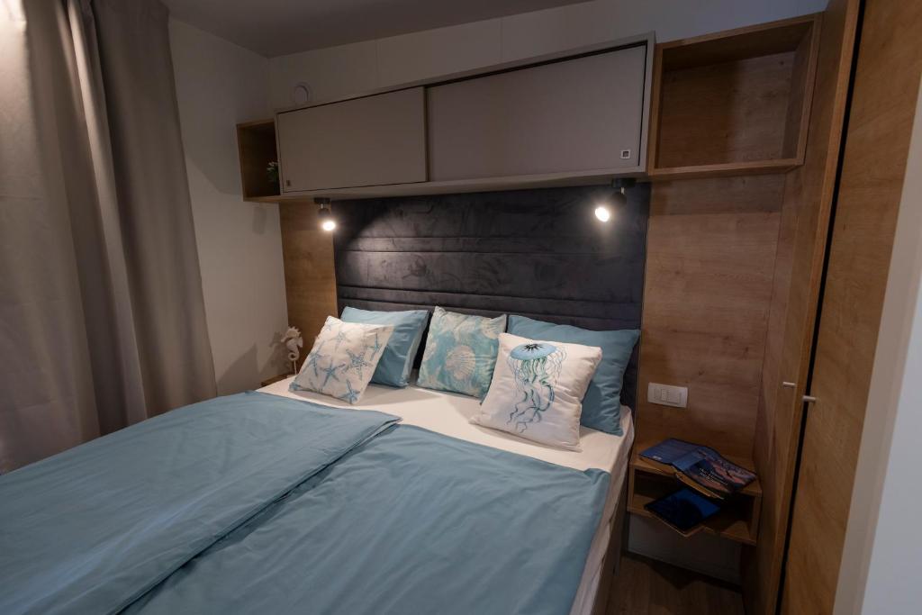 Postel nebo postele na pokoji v ubytování Adriakamp Mobilehome - Camp Soline