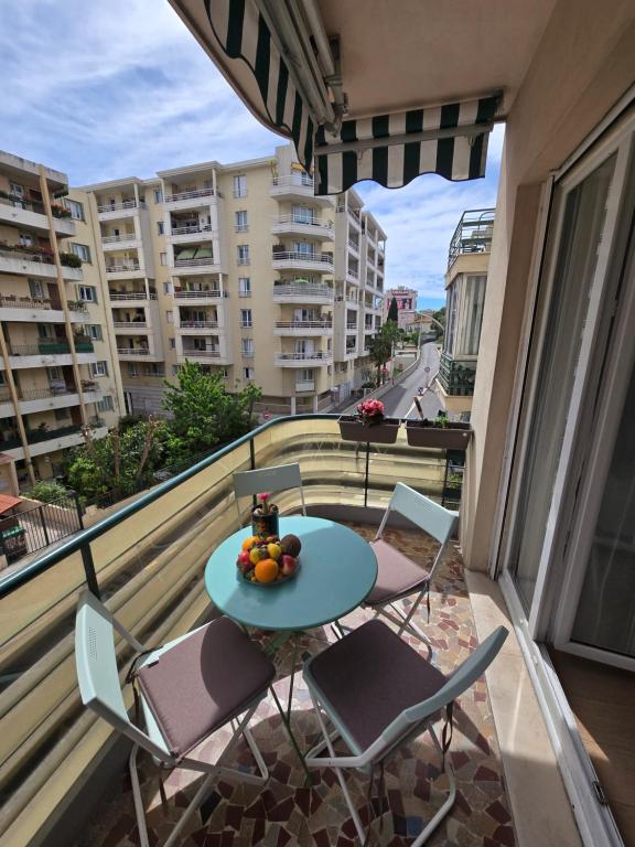 un balcon avec une table et des chaises sur un balcon dans l'établissement Gloria apartments, à Nice