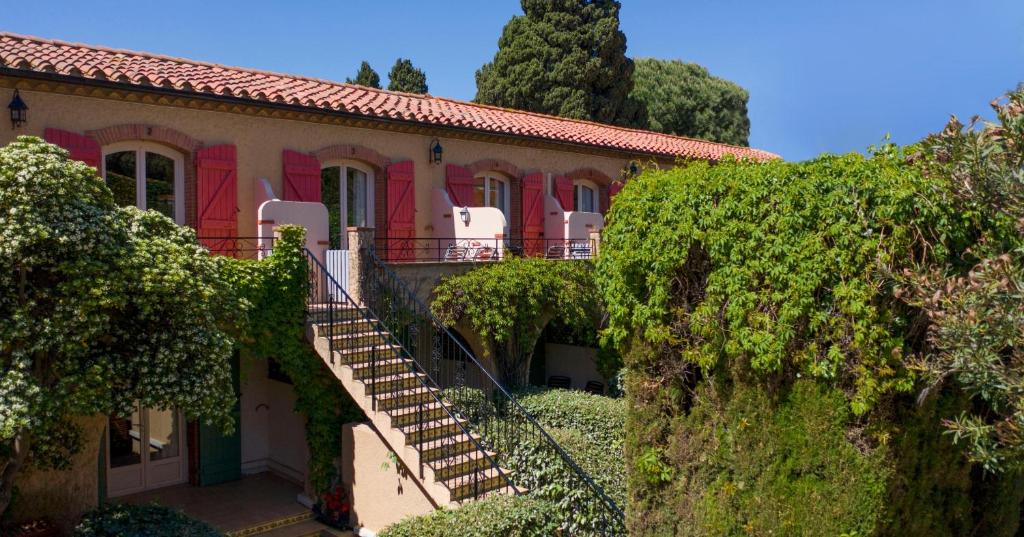 una casa con una escalera que conduce a ella en Le Mas des Citronniers, en Collioure