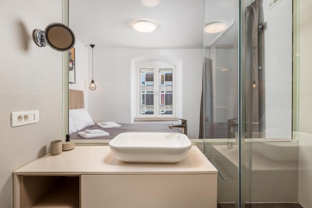W łazience znajduje się umywalka i prysznic. w obiekcie Apartment Wow w mieście Rijeka