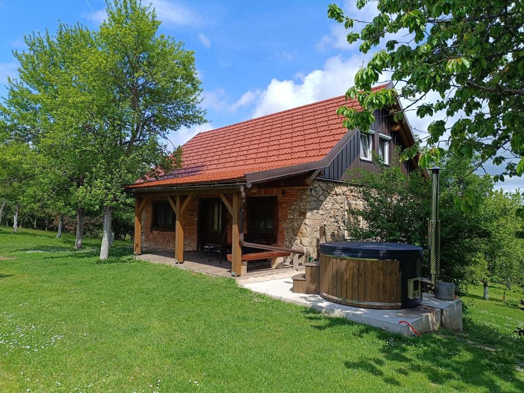 Zahrada ubytování Holiday Home "Sleme" with jacuzzi, big garden and arbor with fireplace