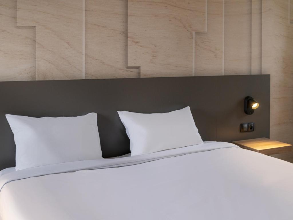 Postel nebo postele na pokoji v ubytování B&B HOTEL Lorient Ploemeur