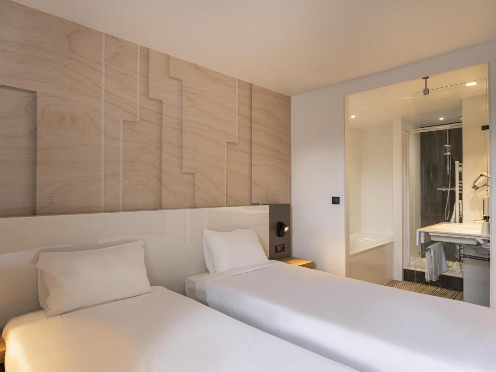 Postel nebo postele na pokoji v ubytování B&B HOTEL Lorient Ploemeur