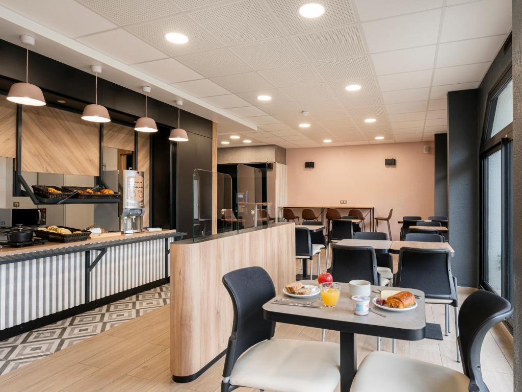 Kuchyň nebo kuchyňský kout v ubytování B&B HOTEL Lorient Ploemeur