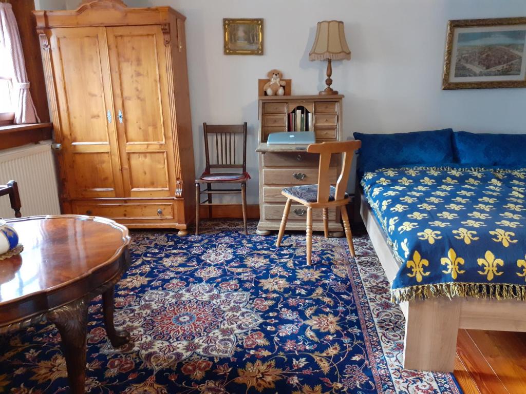 1 dormitorio con cama, mesa y escritorio en Logis im historischen Burgviertel Bad Wimpfen, en Bad Wimpfen