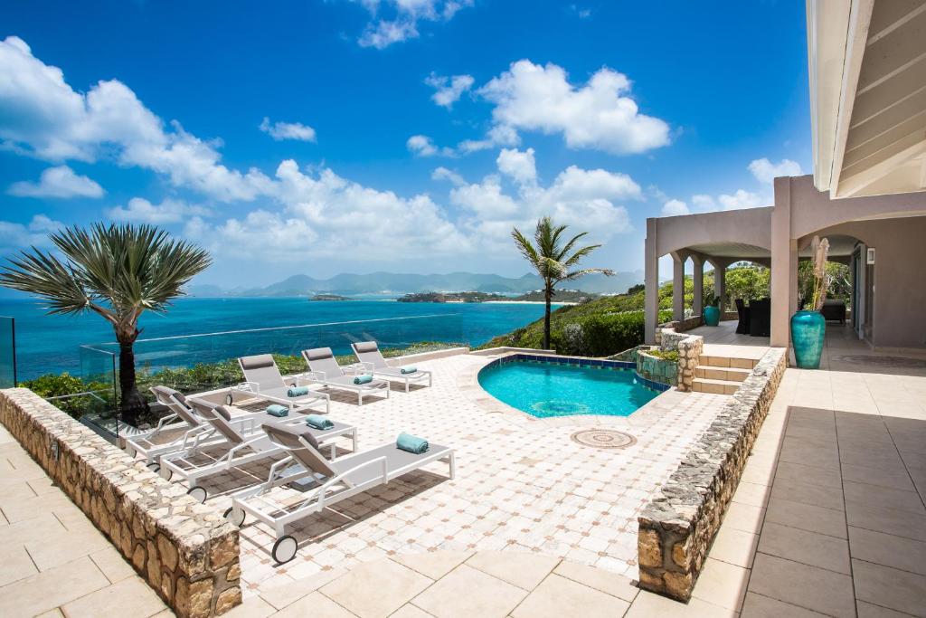 une image d'une villa avec une piscine dans l'établissement Villa Mongoose - vue exceptionnelle, à Saint-Martin