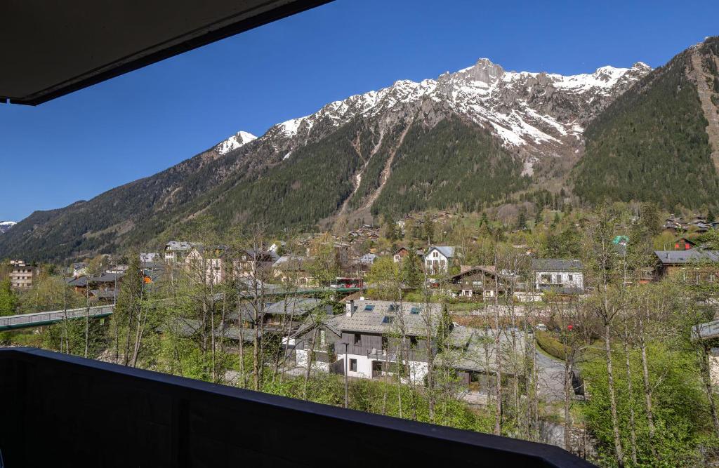 een uitzicht vanuit een raam van een berg bij Apartment Grepon 3A - A Central Chamonix Haven in Chamonix-Mont-Blanc