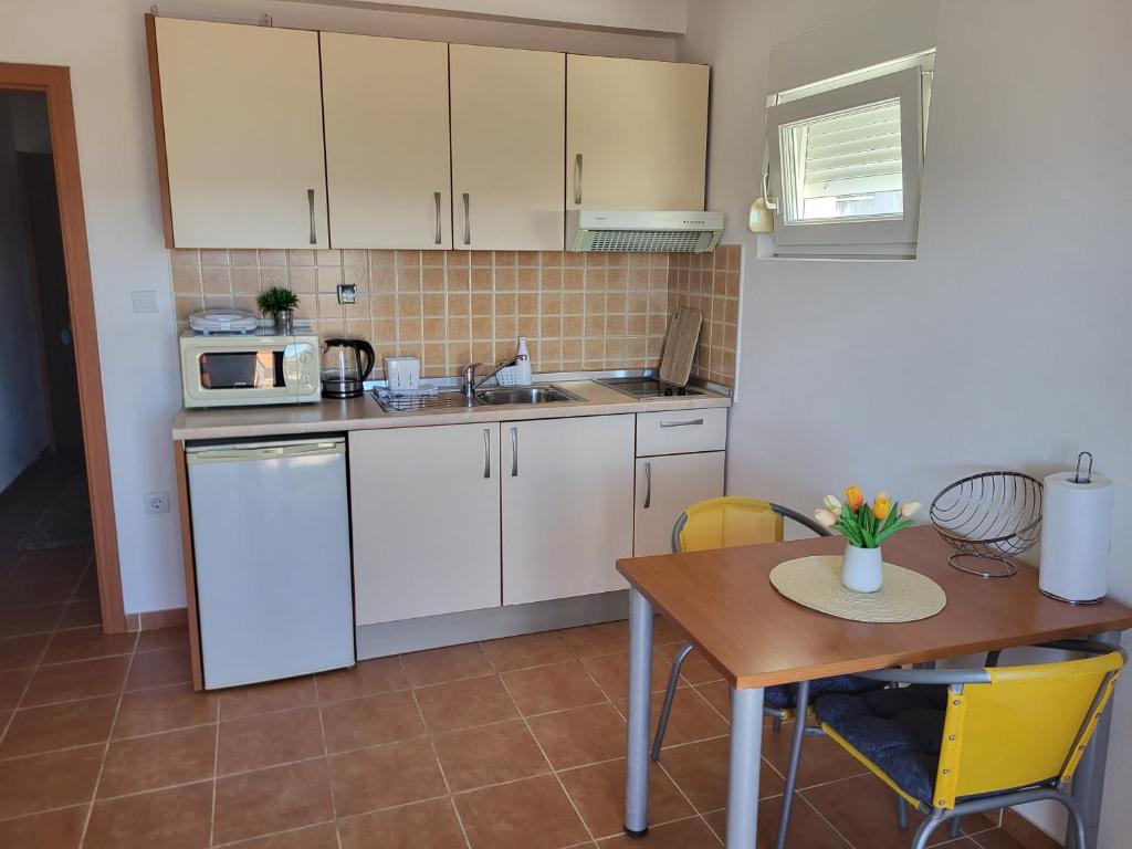 Kuchyňa alebo kuchynka v ubytovaní Apartments Bralic