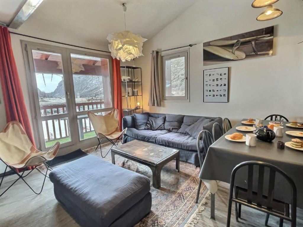 a living room with a couch and a table at Appartement Val-d'Isère, 4 pièces, 6 personnes - FR-1-411-682 in Val-d'Isère